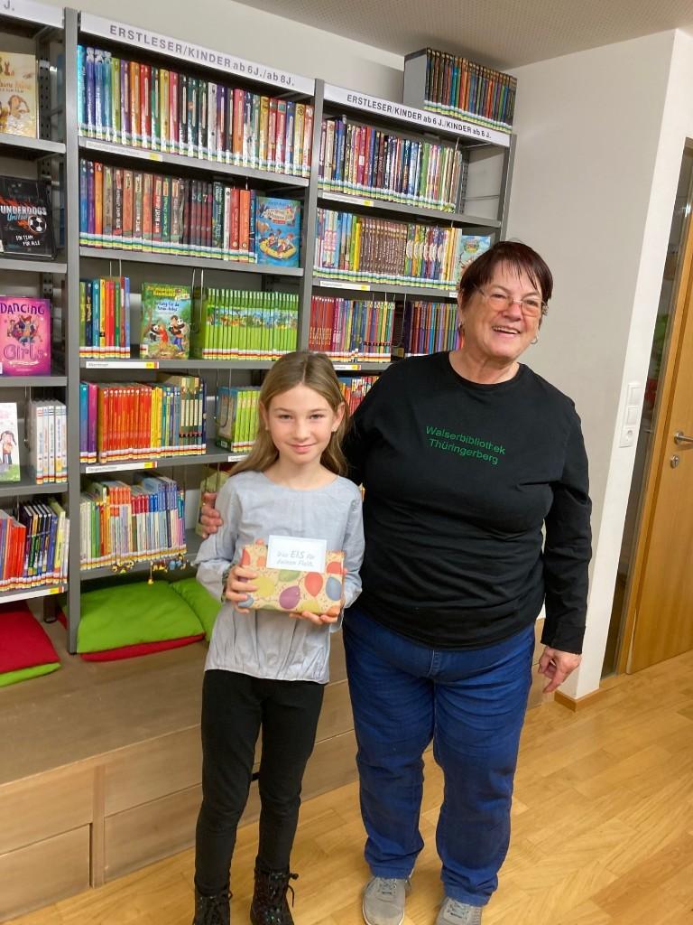 Sommerlesen 2025 - Frau mit Mädchen in der Bücherei