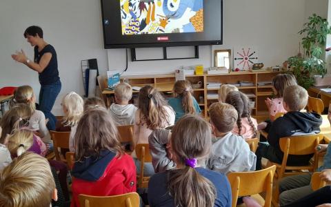 Volksschulkinder mit Buchautorin Lena Raubaum 